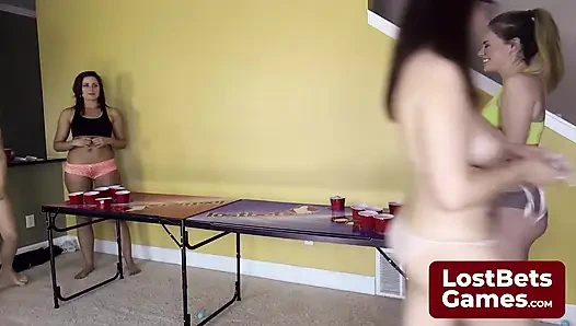 Cesur bir striptiz Hava Pong hareketi rakibinin vuruşunu çıldırtıyor