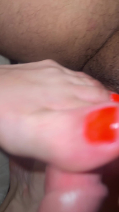 Sensuell fotjobb med nymålade tår