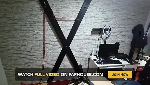 Зрелая домина контролирует связанного раба в противогазе