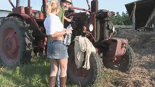 Taşralı sürtükler samanlıkta sikiliyor