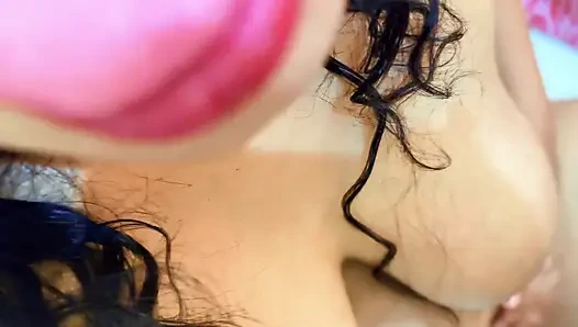 Tatil günü Müslüman sarkık memeli orta yaşlı seksi ateşli üvey anne çıplak ve porno video izleyerek seks yapıyor