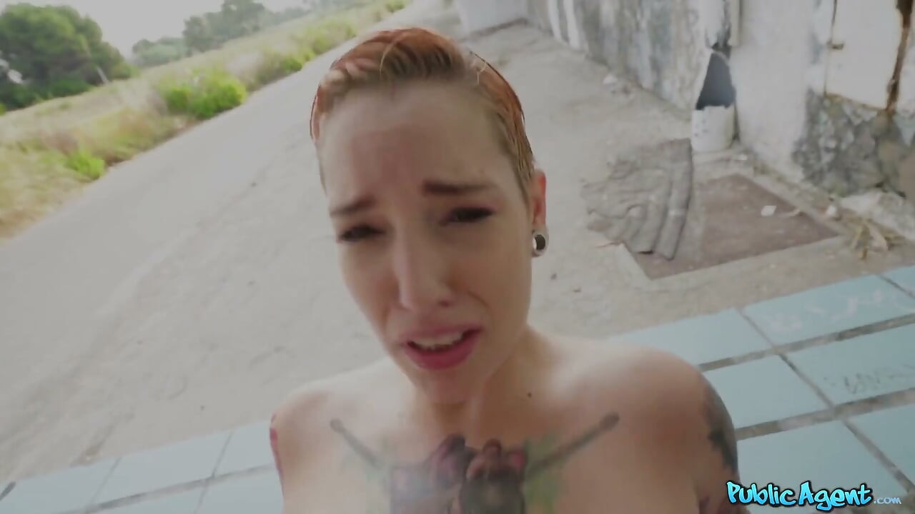 Public Agent - garota de capa tatuada em topless Silvia Rubi adora duro