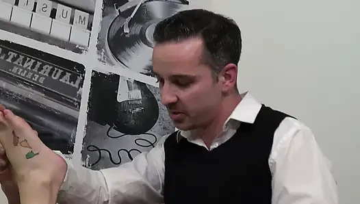 Azgın üvey kızım! Azgınken ter ıslak sıkı genç amcığı sikmeme izin veriyor!