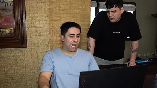 Ben çalışırken arkadaşım karımın amını sikiyor... yanlarına!