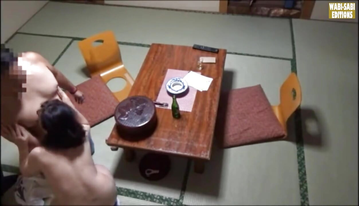 数時間後、温泉係の誘惑が個室で撮影されるセッション - シーン。