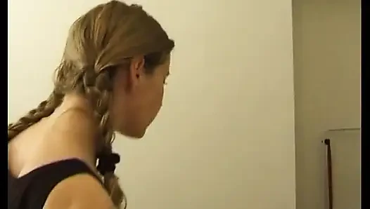 Blondes teen mit runder hintern lutscht schwanz und wird in der küche gefickt
