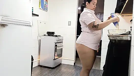 Stephanie показывает свои сиськи и задницу