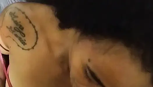 Schüchternes junges mädchen lutscht heiß