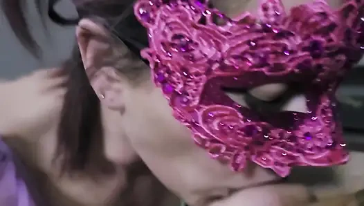 Шлюховатая милфа в розовой маске делает минет с глотанием