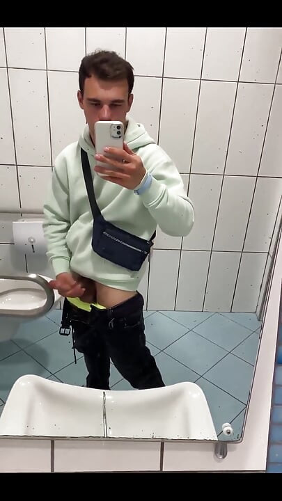 I Can't Miss the Opportunity to Masturbate in Toilet
