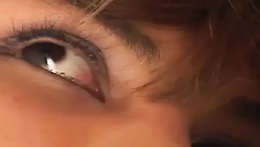 Ateşli esmer orta yaşlı seksi kadın retro havuzda sert parmaklanıyor