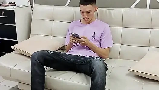 Adik tiriku yang super sange nyepong kontolku dan nyepong kontolku sebelum nyepong kontolku habis-habisan