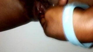 PNG-девушка трахает пальцами в ванной, короткое видео