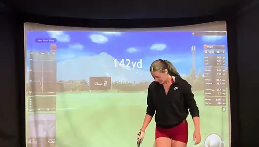 Aku lagi asik main golf di simulator! Berusaha untuk tidak muncrat saat aku bertukar pasangan!