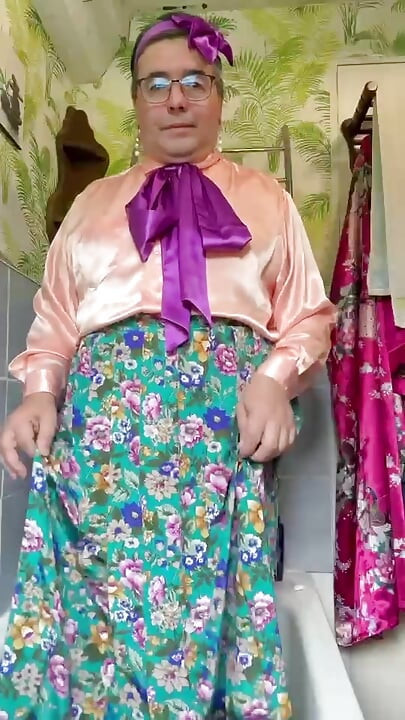 In abito vintage da cameriera per fare un bagno completamente vestita
