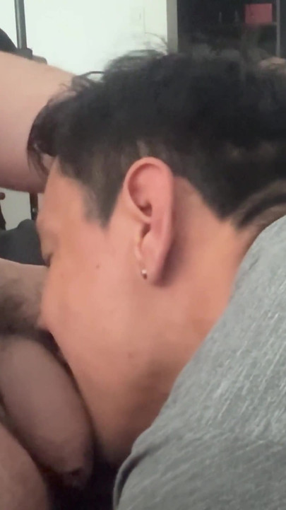 彼の喉は私の遊び場です