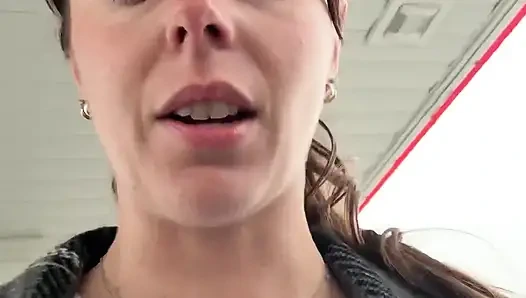 Пытаюсь не кончить слишком громко, пока я накачиваю мой газ