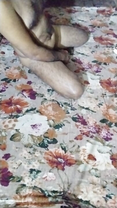 Desi patni doodh vale aadmi ke sath sajha kar rahi hai