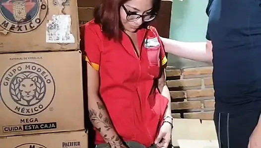 Ich bin die kassiererin im laden im keller