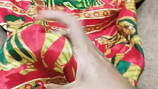Yeşil bandhani ipek krep sari üzerine boşalma