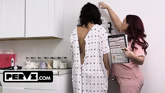 Vollbusige zierliche natasha nice &crystal chase bekommen eine spezielle behandlung von perv doktor