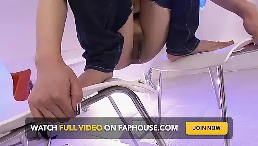 Горячая девушка мастурбирует дилдо, затем ее трахают в рот с камшотом