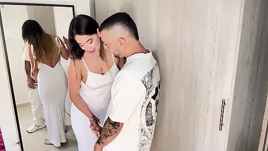 Üvey kız kardeşi erkek arkadaşını görmeye hazırlanıyordu ama üvey kardeşinin başka planları vardı
