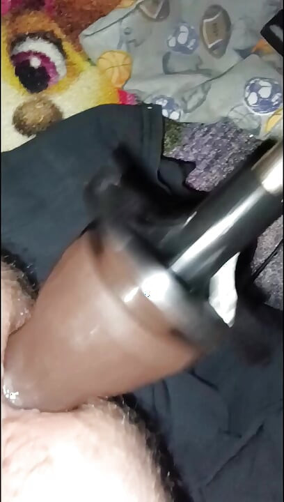 Une tapette se fait baiser par une machine