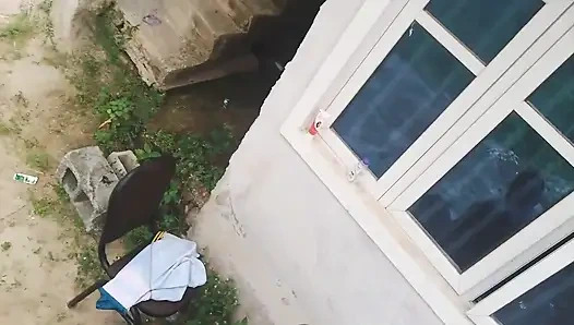 Üvey kızı evine geldi ve onu bir ayak işi için göndermek istedi ve onu öpmeye başladı ve egzersizini yaparken onu sikti