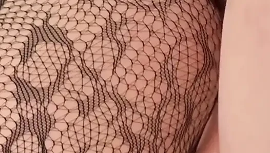 Seks santai sama adik tiriku dengan lingerie jaring-jaring seksi
