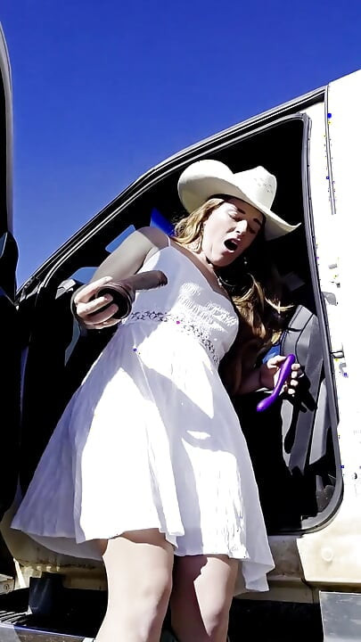 Pantat dan memek cewek hot rambut merah ini dientot habis-habisan sama kontol raksasa pria kulit hitam sebelum pergi pesta