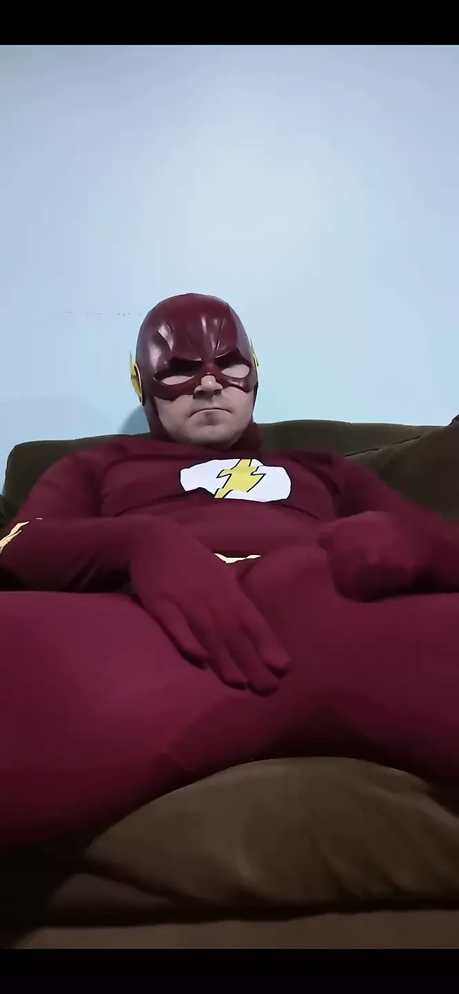 El cosplay flash masturbándose