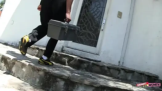 Layla Rider menggoda tukang mekanik gagah dan melompat ke batangnya yang kaku setelah nyepong kontol