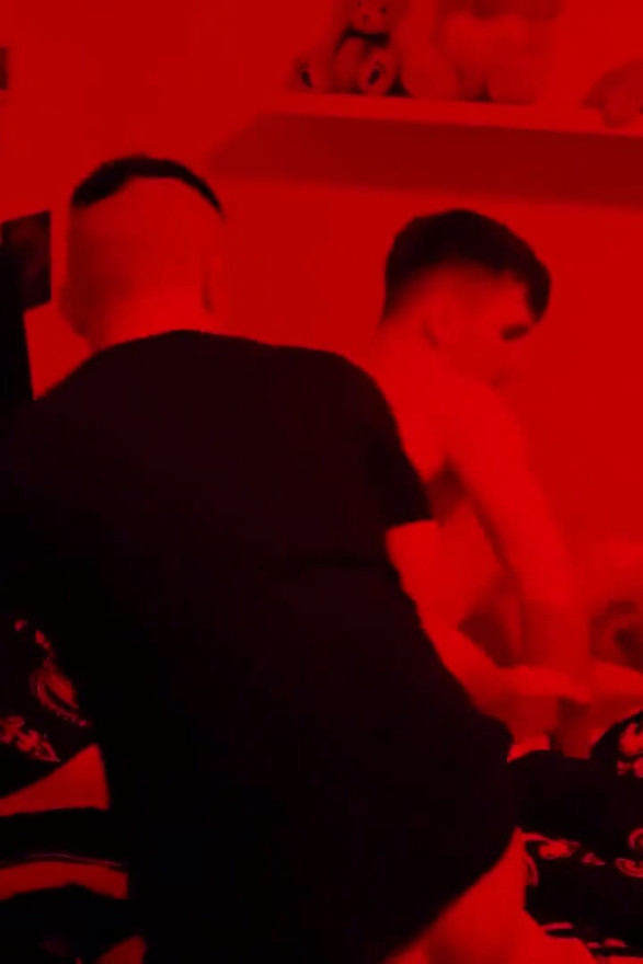 Red Light Gay Bareback - Twink πιπιλίζει και παίρνει ωμά γαμιέται με το πρόσωπο
