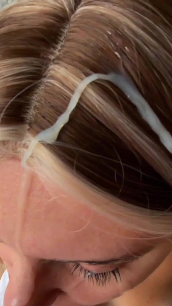 Ma nouvelle voisine me chevauche et reçoit une énorme éjaculation sur le visage et les cheveux | Clip 2