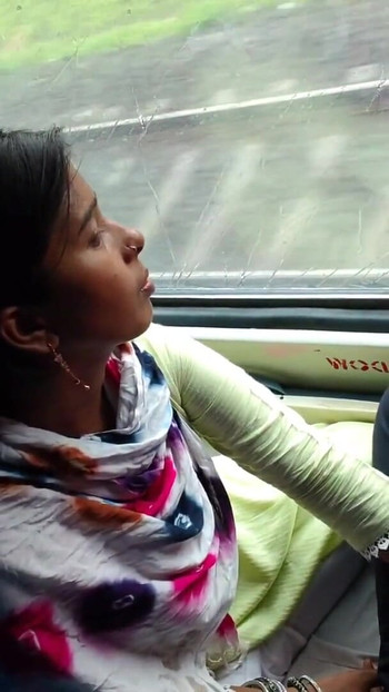 Must-see okamžik od "Vesnická desi bhabhi sex - neznámý muž přišel, seděl na Bhabhiho sedadle a užíval si sexi okamžik -"