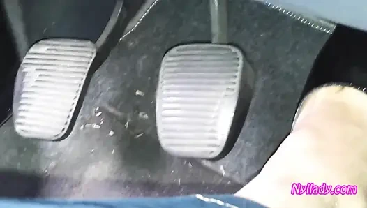 Fahren und revving in schwarzen pumps auf nacktem fuß