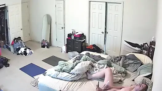 Kamera orta yaşlı seksi kadını mastürbasyon yaparken yakalıyor