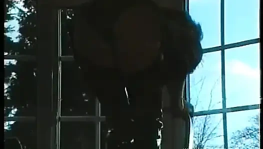 Çizmeler ve siyah külot