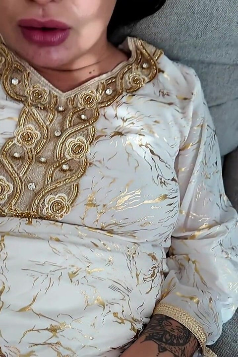 Büyük siyah yarak azgın Arap evli kadını sikiyor