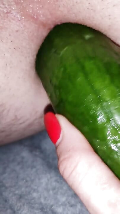 Ogórek tyłek jebanie przez moją żonę