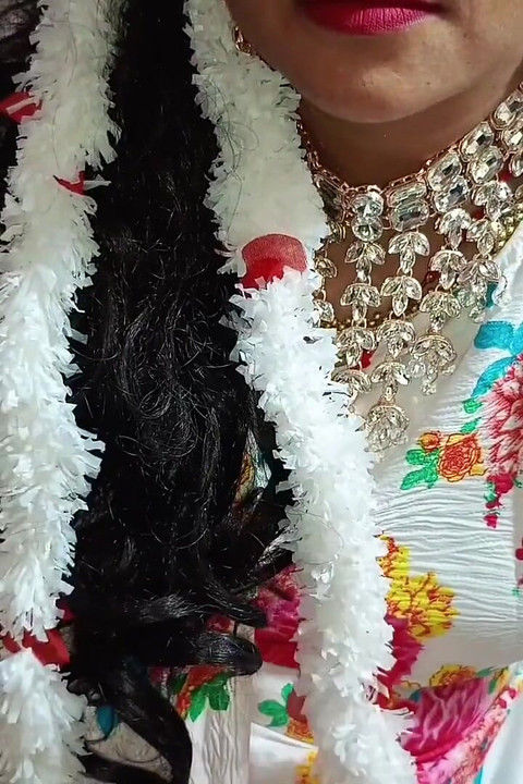 Une jolie fille desi baise pour la première fois avec son demi-frère, conversation claire en hindi