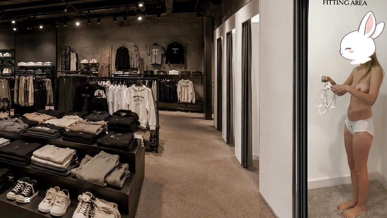 青少年公共暴露在服装店以在经理办公室打屁股结束