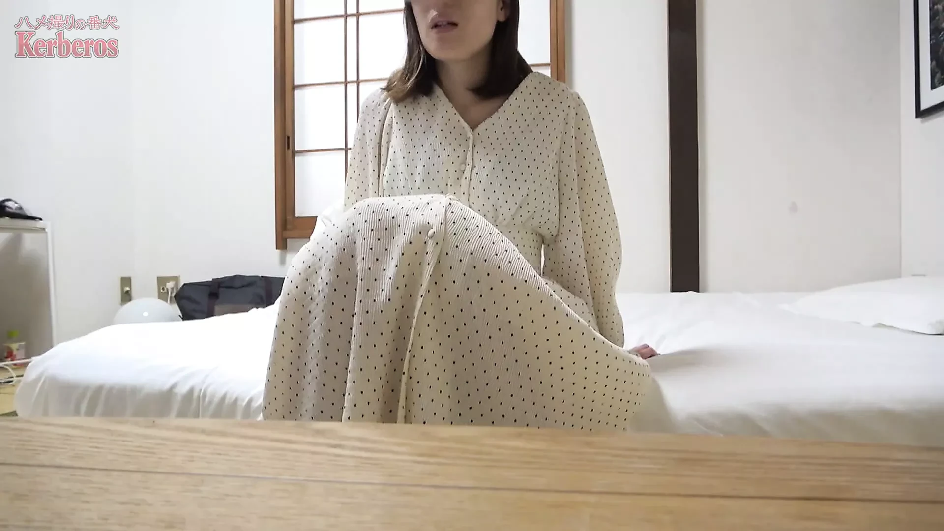 人の奥さん愛奴5号 実家に帰る5号の後をつけて、家庭訪問！同級生のふりをして実家潜入に成功！調教をしていたら母親が部屋に入ってきて大ピンチ！