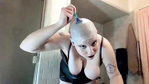 Pelacur buzzcut browless benar-benar botak dan muncrat banyak banget