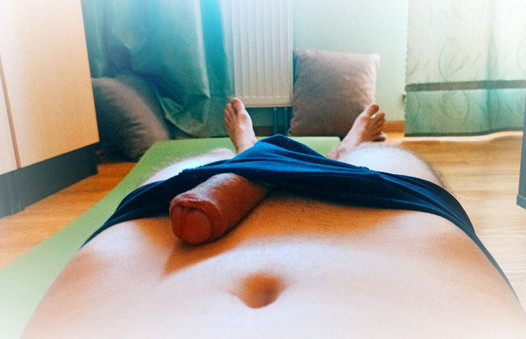 Kerel deed yoga, maar zijn handen stak zijn penis uit om te masturberen