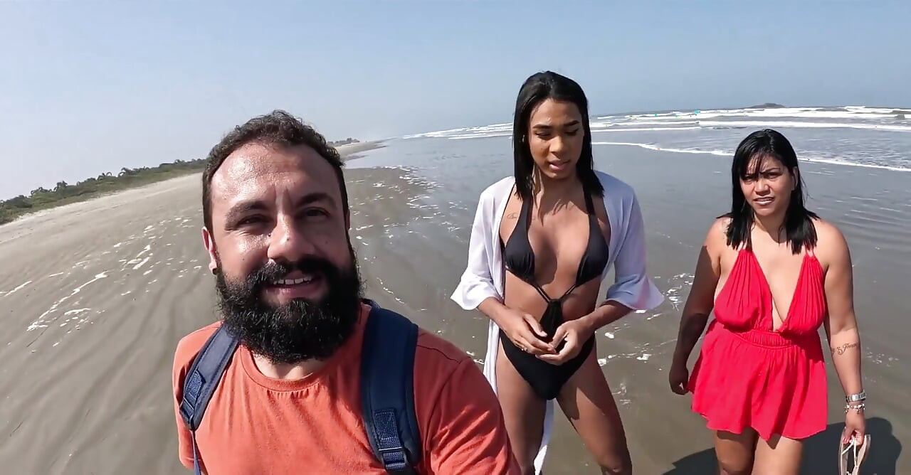 Baianinha trans plajda çifti sikiyor