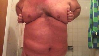 Wackle mit meinen fetten Titten und meinem Bauch ... ziehe an meinen Brustwarzen