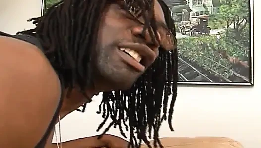 Schwarz auf schwarz ficken für eine schwarze muschi, die einen großen schwarzen schwanz in ihrer muschi hat