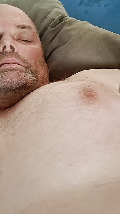 Tuoreen plugi perseessä ja tissien päällä